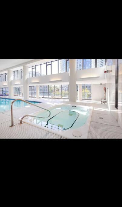 Spacious 2 Bedroom Plus Den, 2 Bath, Sleeps 5 With Balcony And Lakeview Downtown Toronto Condo Exterior foto
