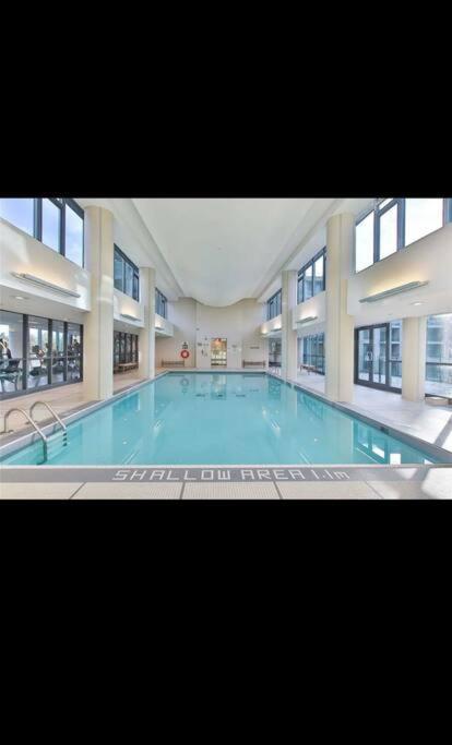 Spacious 2 Bedroom Plus Den, 2 Bath, Sleeps 5 With Balcony And Lakeview Downtown Toronto Condo Exterior foto