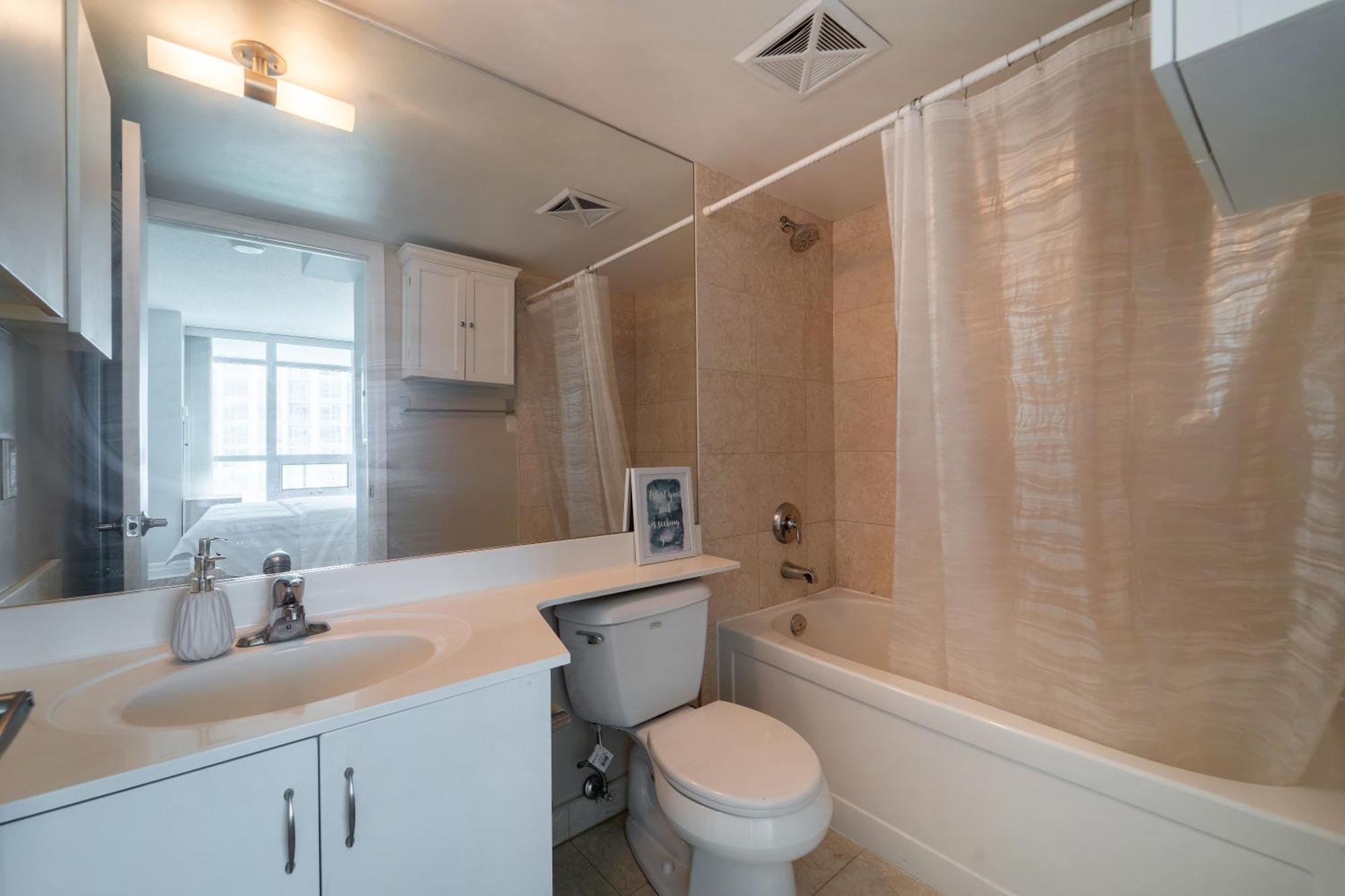 Spacious 2 Bedroom Plus Den, 2 Bath, Sleeps 5 With Balcony And Lakeview Downtown Toronto Condo Exterior foto