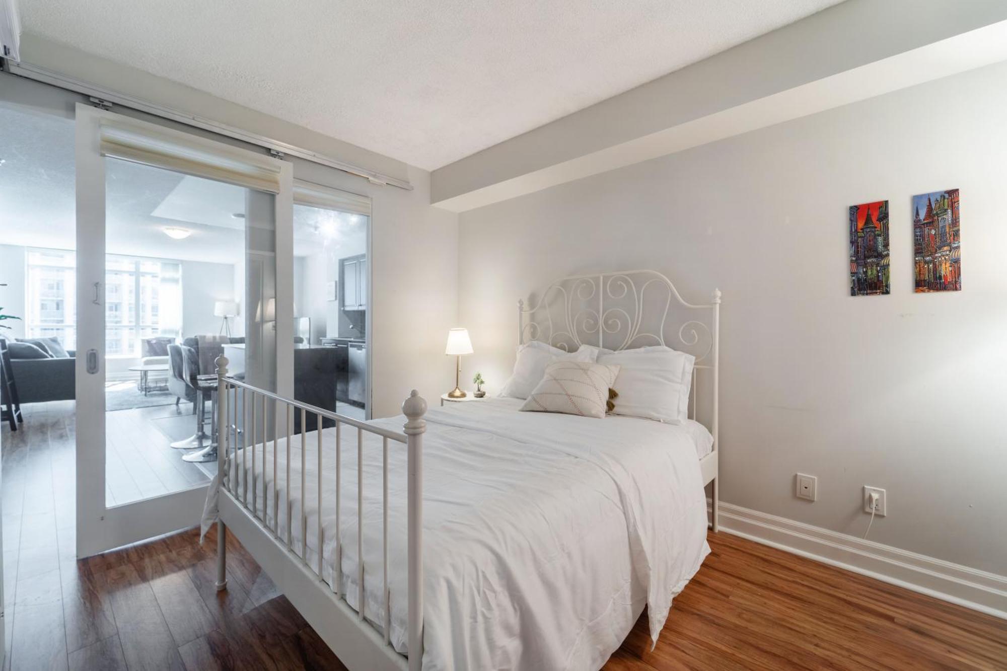 Spacious 2 Bedroom Plus Den, 2 Bath, Sleeps 5 With Balcony And Lakeview Downtown Toronto Condo Exterior foto