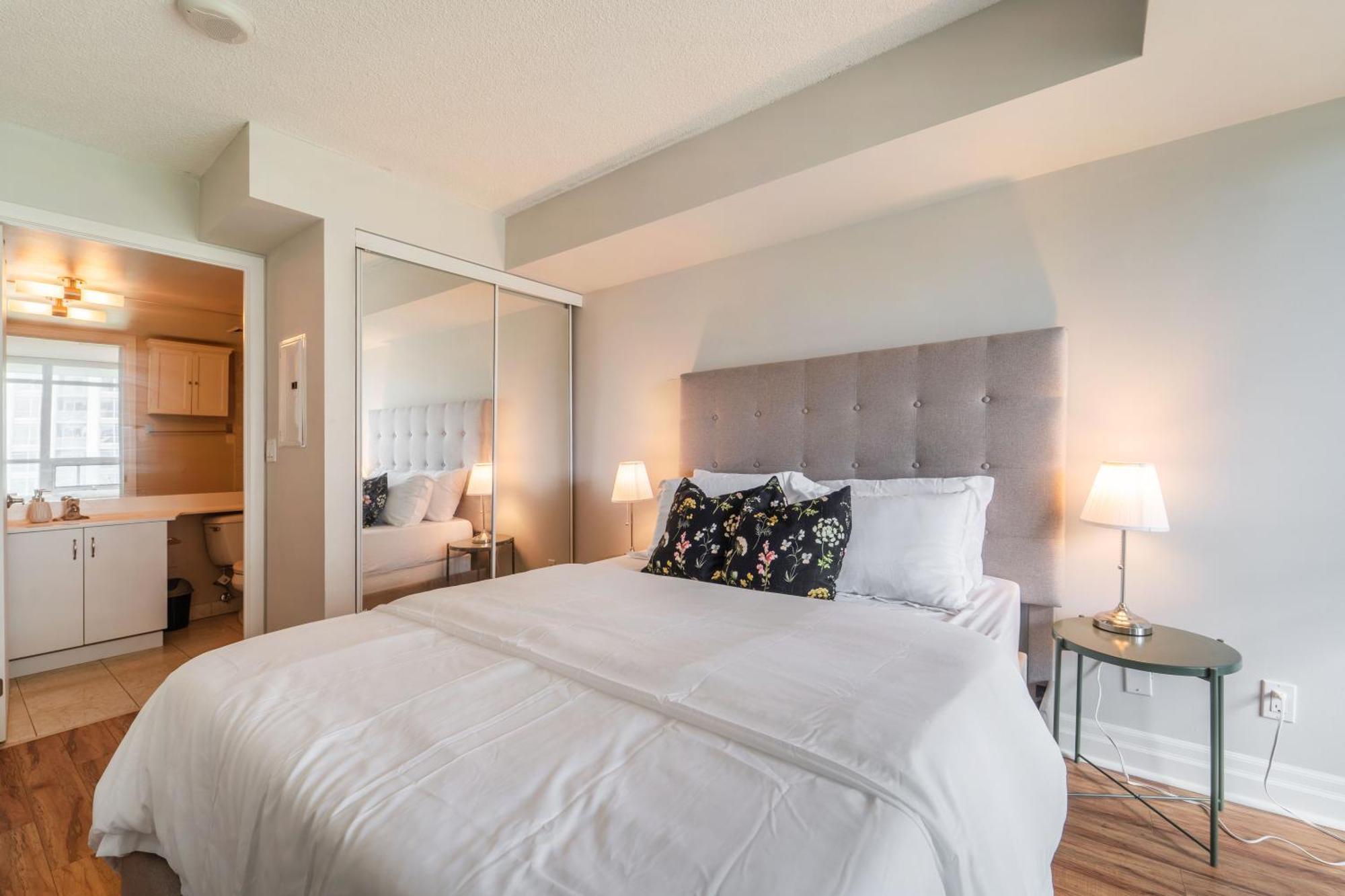 Spacious 2 Bedroom Plus Den, 2 Bath, Sleeps 5 With Balcony And Lakeview Downtown Toronto Condo Exterior foto