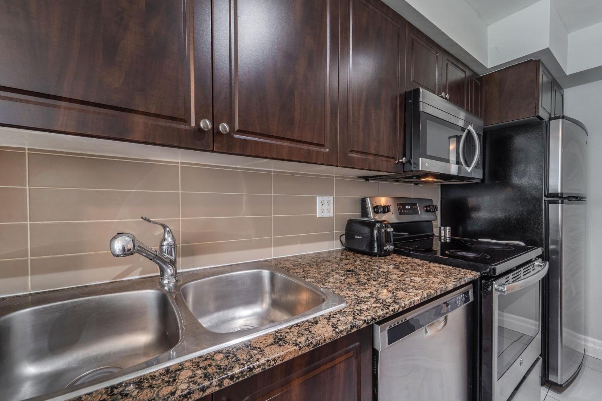 Spacious 2 Bedroom Plus Den, 2 Bath, Sleeps 5 With Balcony And Lakeview Downtown Toronto Condo Exterior foto