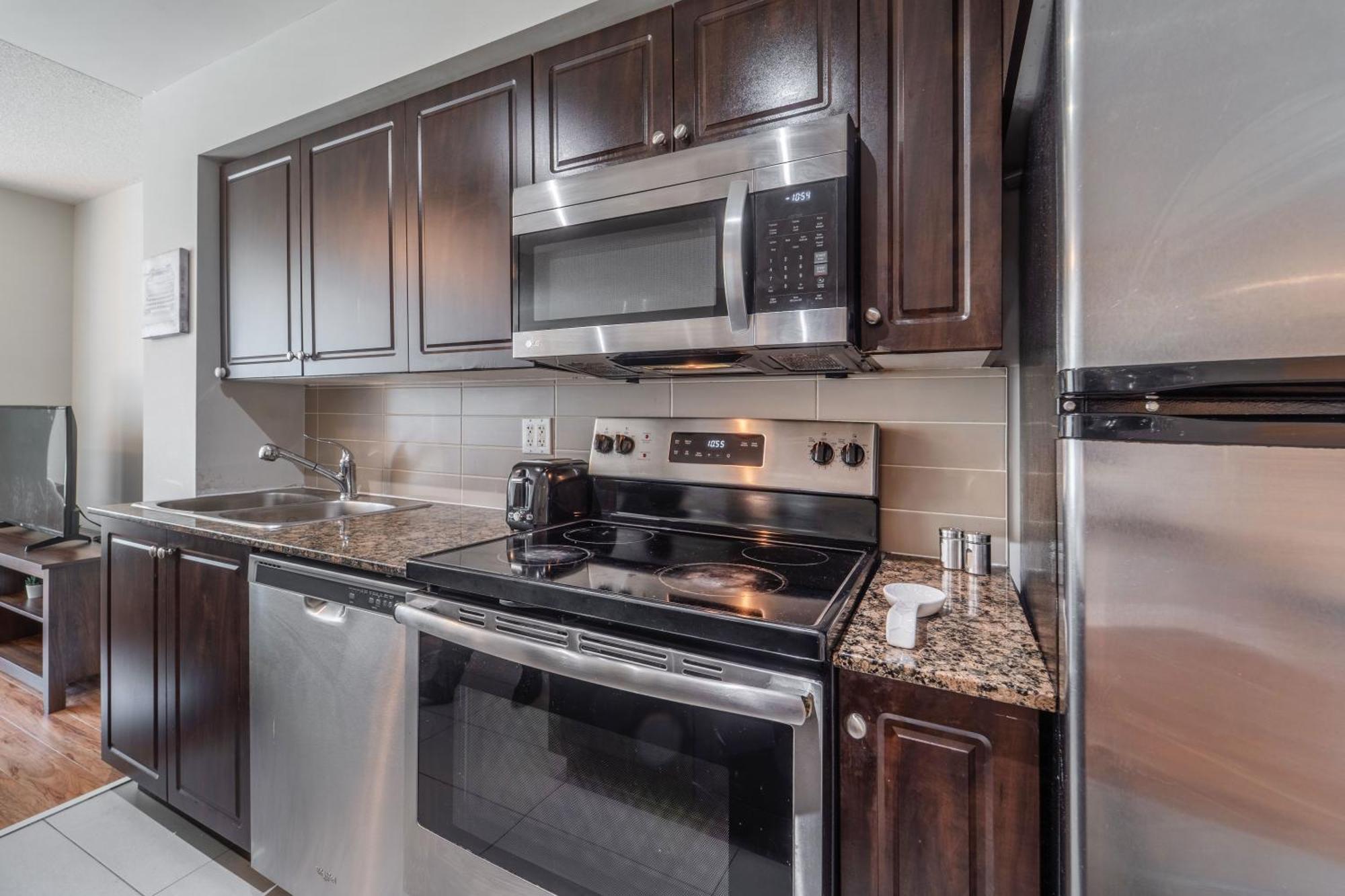 Spacious 2 Bedroom Plus Den, 2 Bath, Sleeps 5 With Balcony And Lakeview Downtown Toronto Condo Exterior foto