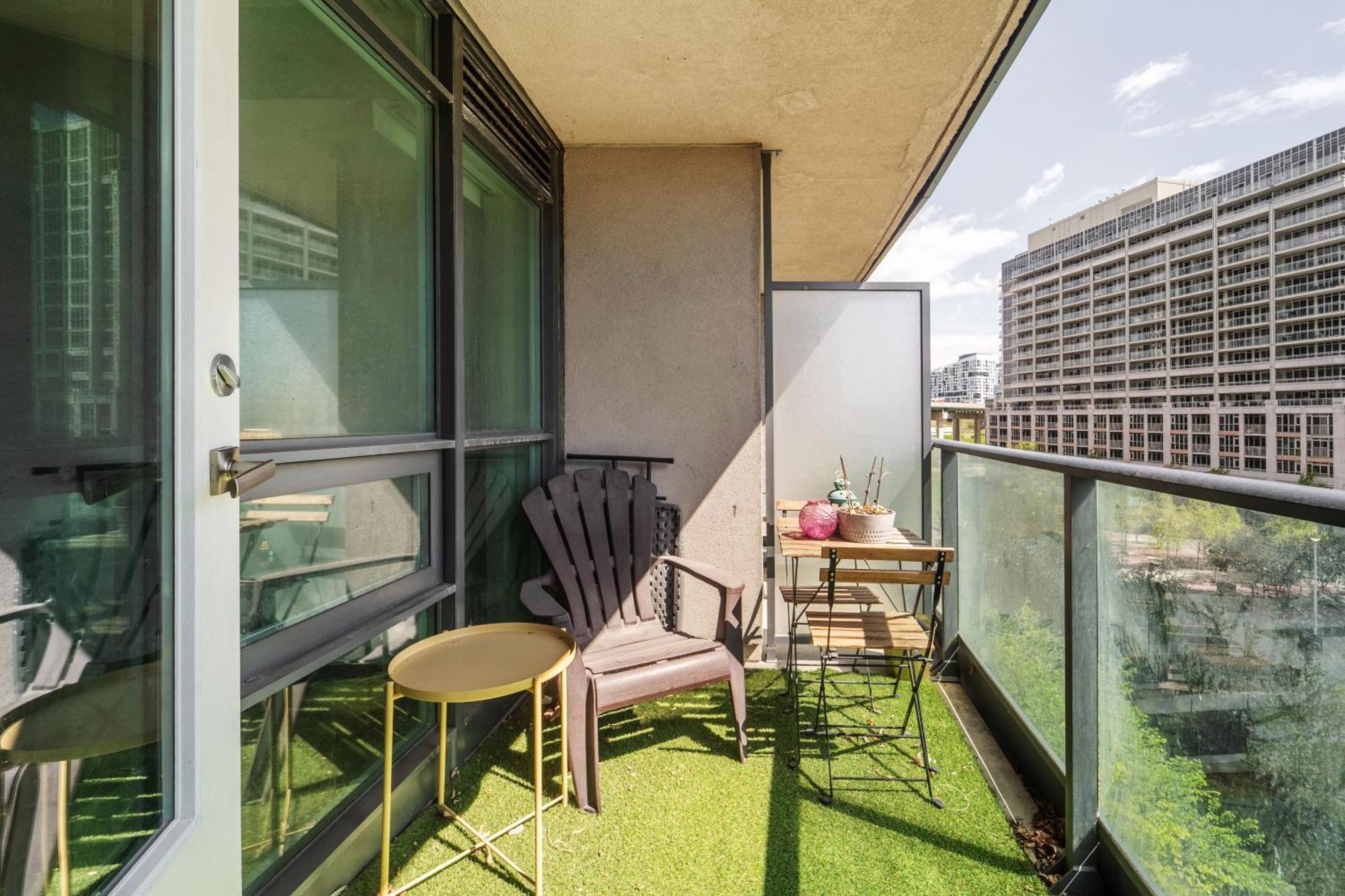 Spacious 2 Bedroom Plus Den, 2 Bath, Sleeps 5 With Balcony And Lakeview Downtown Toronto Condo Exterior foto