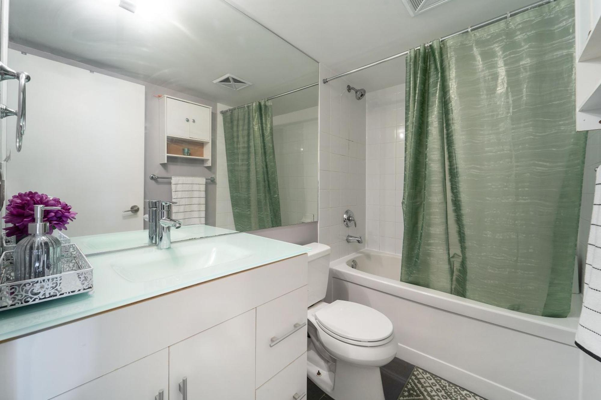 Spacious 2 Bedroom Plus Den, 2 Bath, Sleeps 5 With Balcony And Lakeview Downtown Toronto Condo Exterior foto