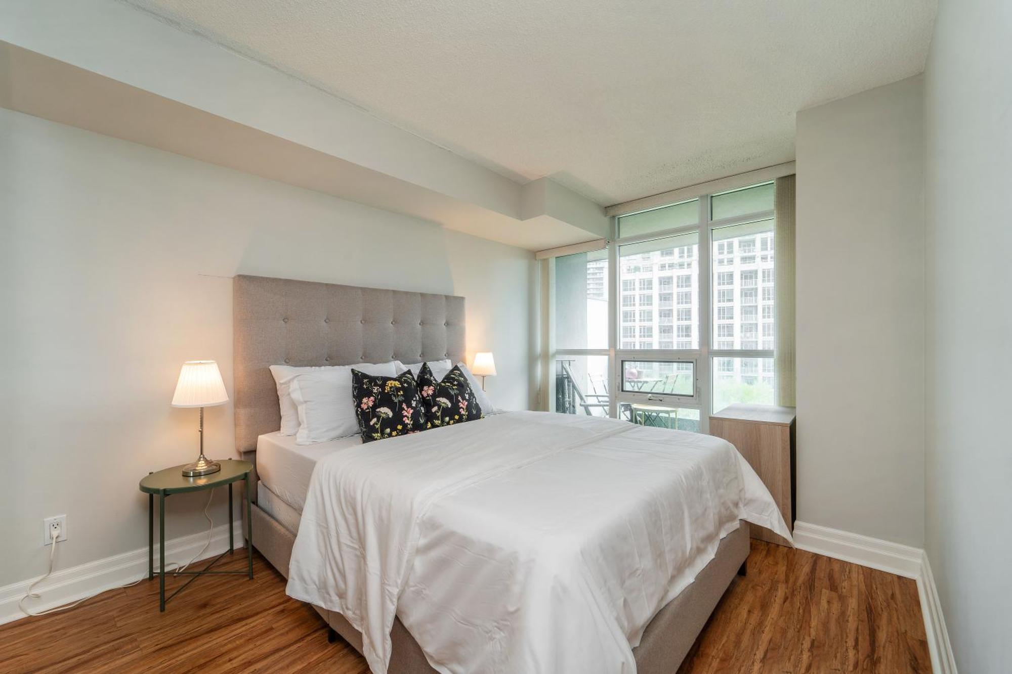 Spacious 2 Bedroom Plus Den, 2 Bath, Sleeps 5 With Balcony And Lakeview Downtown Toronto Condo Exterior foto