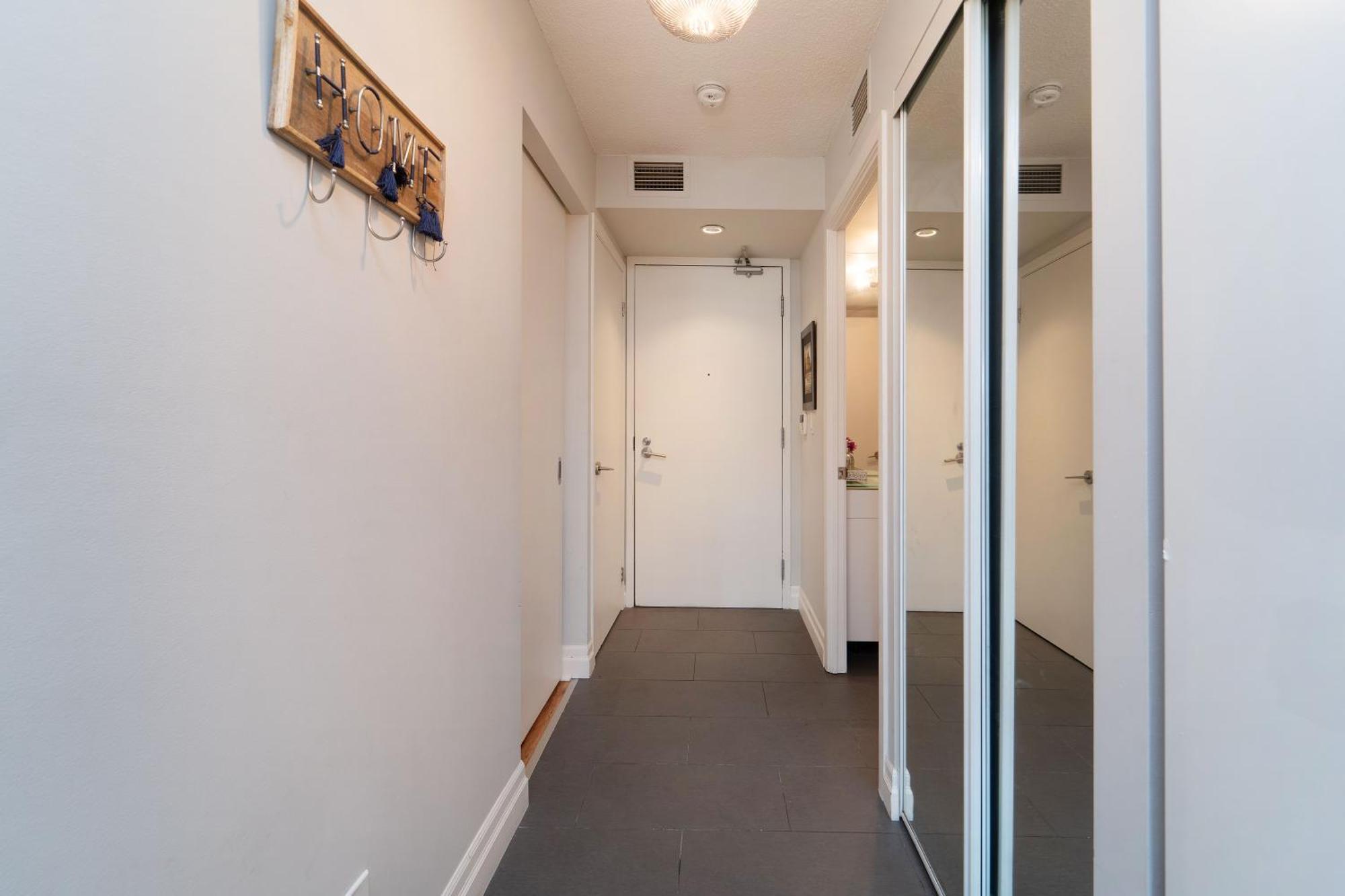 Spacious 2 Bedroom Plus Den, 2 Bath, Sleeps 5 With Balcony And Lakeview Downtown Toronto Condo Exterior foto
