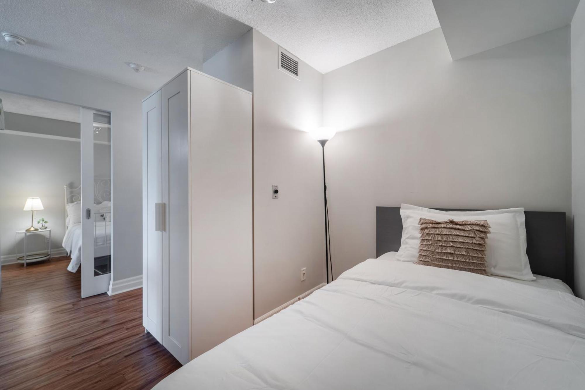 Spacious 2 Bedroom Plus Den, 2 Bath, Sleeps 5 With Balcony And Lakeview Downtown Toronto Condo Exterior foto