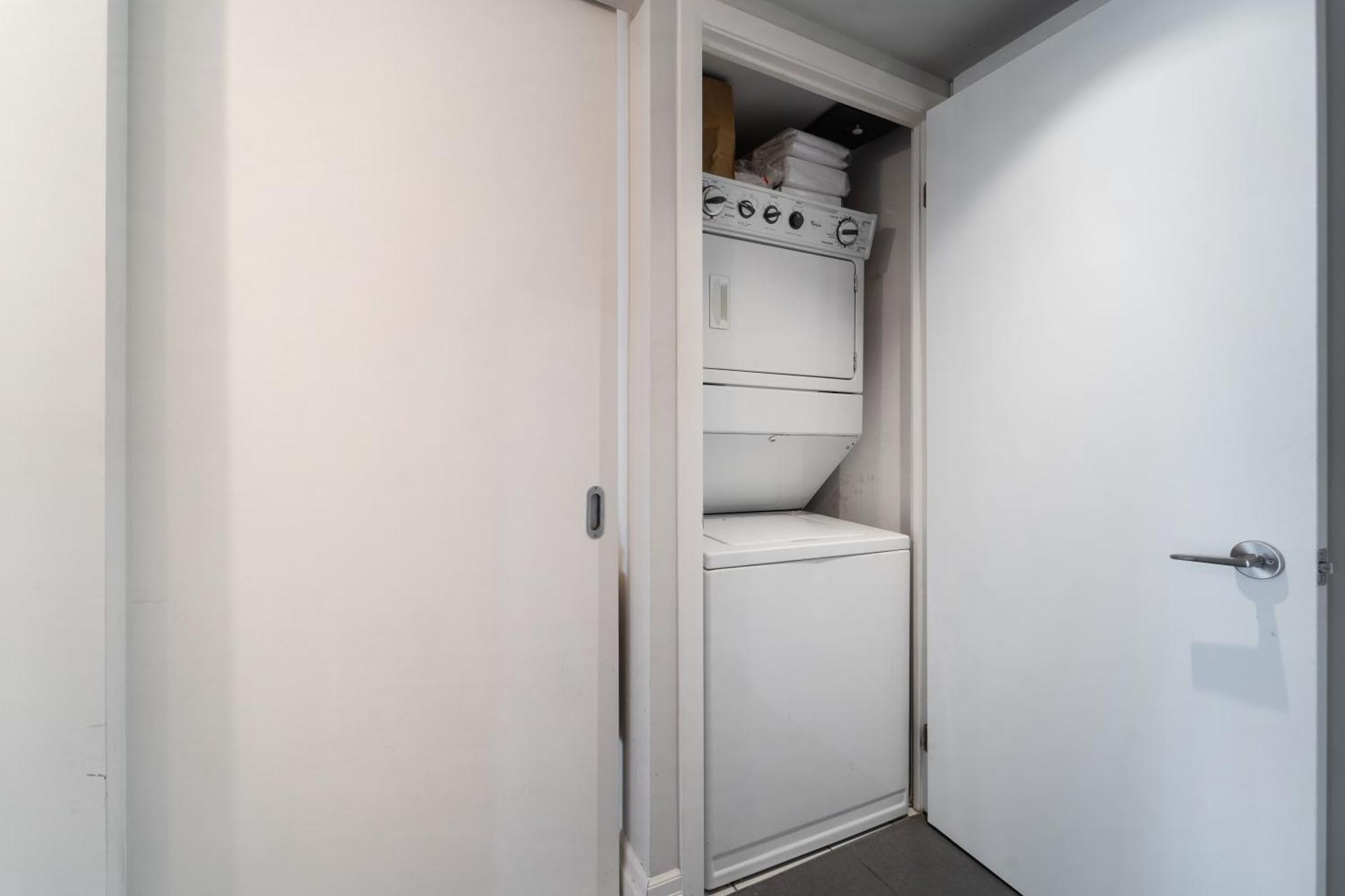 Spacious 2 Bedroom Plus Den, 2 Bath, Sleeps 5 With Balcony And Lakeview Downtown Toronto Condo Exterior foto